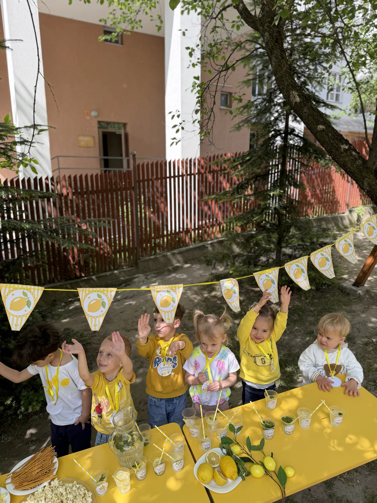 Діти беруть участь у творчому святі просто неба